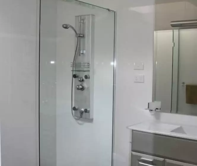 هتل Shiralee Executive Cottages