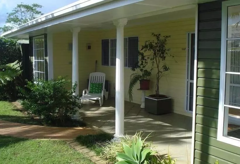 هتل Shiralee Executive Cottages