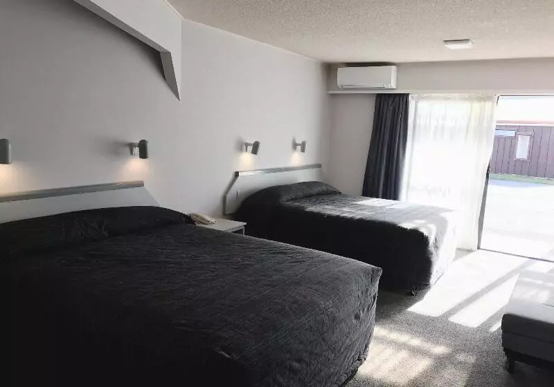 酒店 The Village Inn