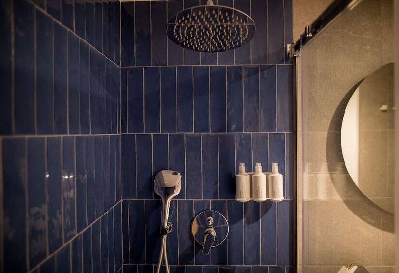 هتل Room Mate Cosmo - City Centre, Valencia