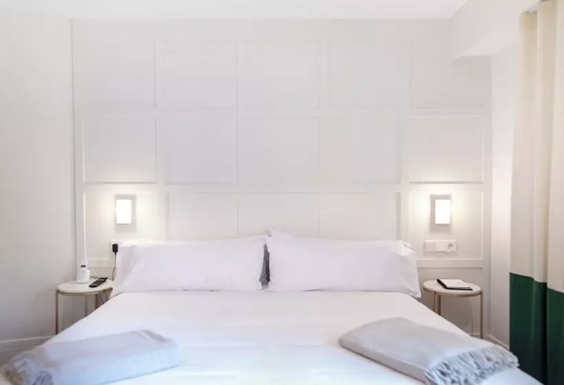 هتل Room Mate Cosmo - City Centre, Valencia