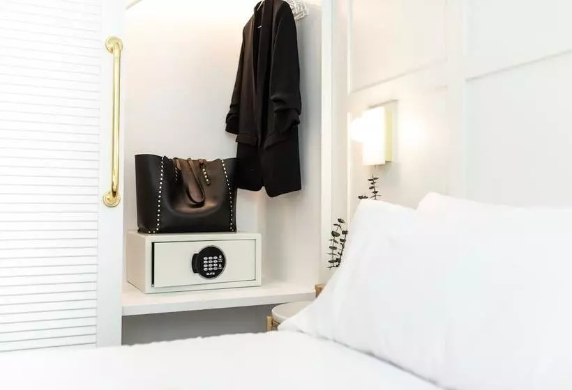 هتل Room Mate Cosmo - City Centre, Valencia