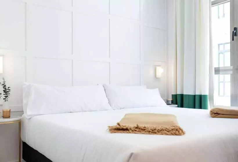هتل Room Mate Cosmo - City Centre, Valencia