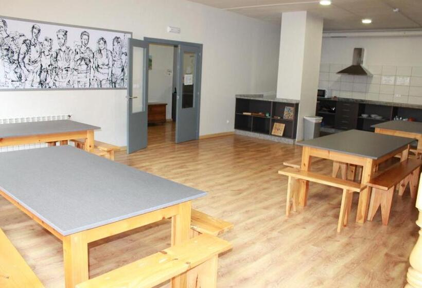 Alma Del Camino Rooms & Albergue Hostel