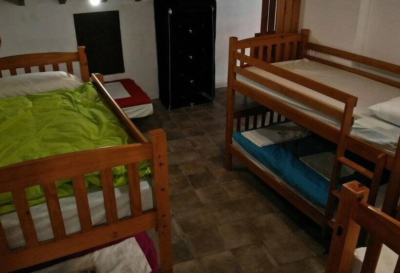 ホテル Cabañas Bungalow Albergue Camping Valle Do Seo