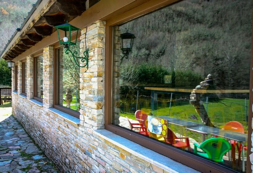 ホテル Cabañas Bungalow Albergue Camping Valle Do Seo