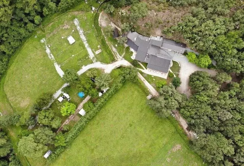 ホテル Cabañas Bungalow Albergue Camping Valle Do Seo