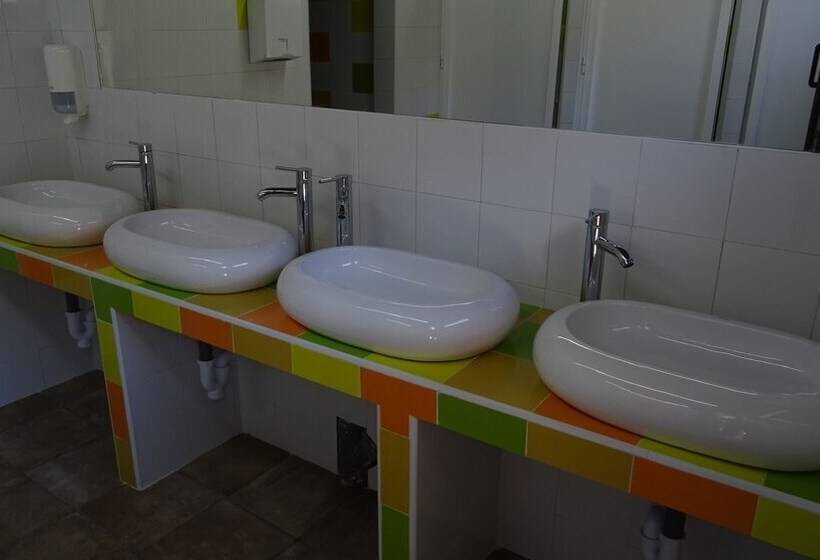 ホテル Cabañas Bungalow Albergue Camping Valle Do Seo