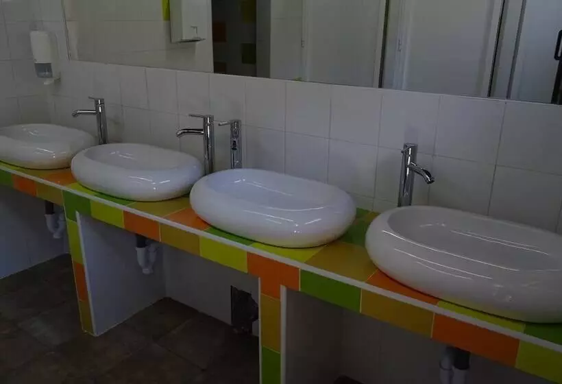 ホテル Cabañas Bungalow Albergue Camping Valle Do Seo