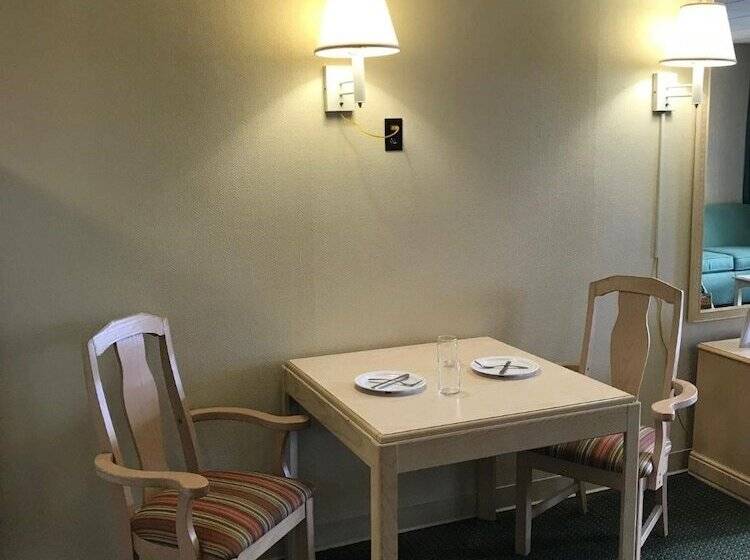 בית מלון כפרי Surf Inn Suites