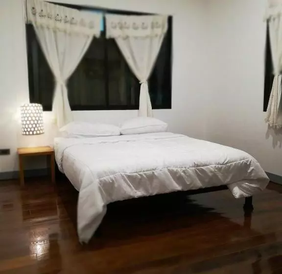 پانسیون Comeneetee Uthai