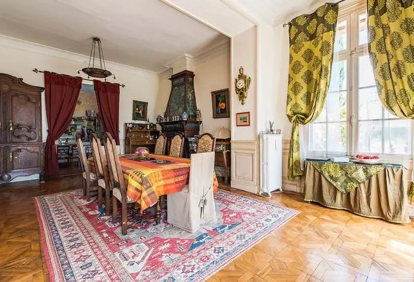 Aamiaismajoitus (B&B) Chateau Du Comte