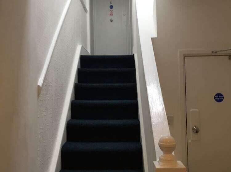 Boonkeys Surf Lodge   Hostel