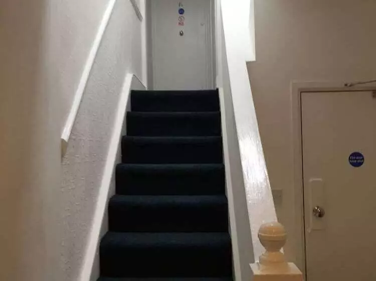 Boonkeys Surf Lodge   Hostel