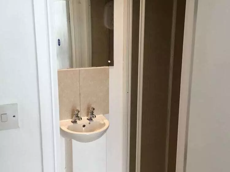 Boonkeys Surf Lodge   Hostel