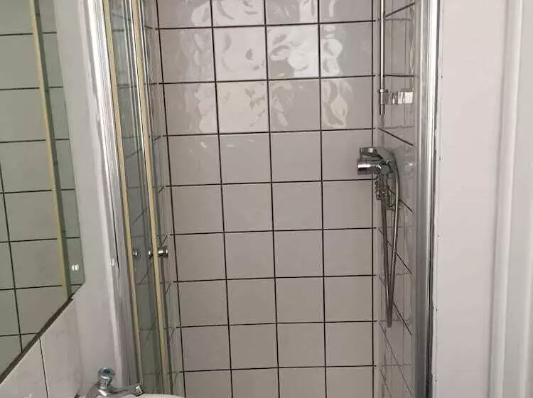 Boonkeys Surf Lodge   Hostel