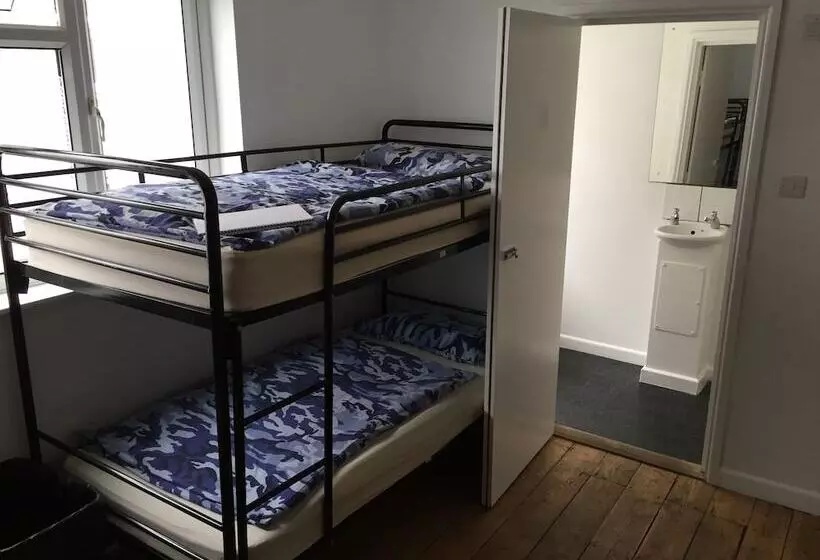 Boonkeys Surf Lodge   Hostel