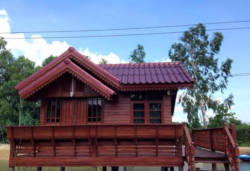 هتل Sarocha Resort Rayong