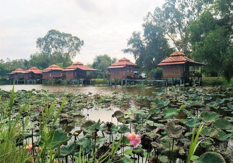 هتل Sarocha Resort Rayong