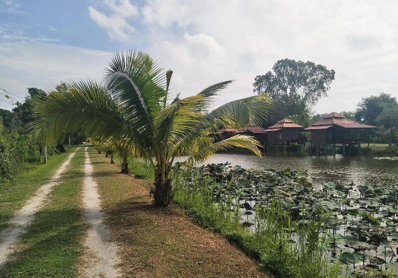 هتل Sarocha Resort Rayong