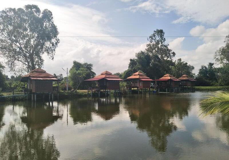 هتل Sarocha Resort Rayong