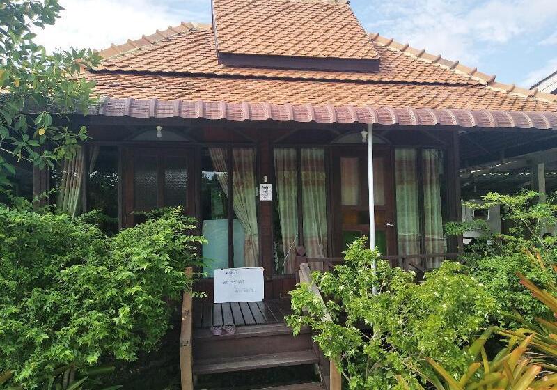 هتل Sarocha Resort Rayong