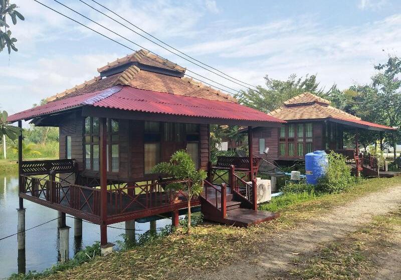 هتل Sarocha Resort Rayong