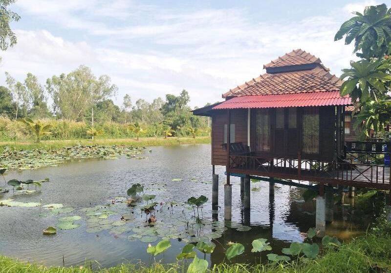 هتل Sarocha Resort Rayong