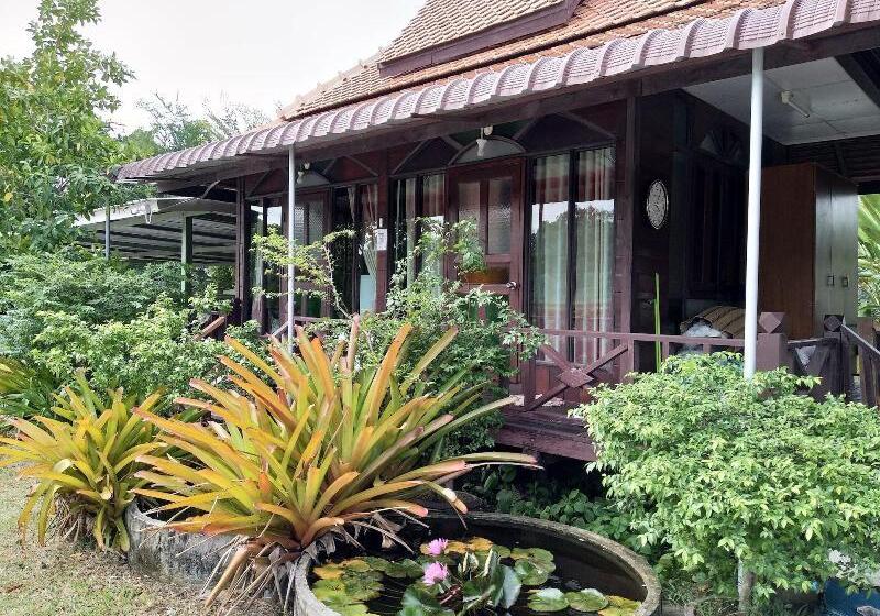 هتل Sarocha Resort Rayong