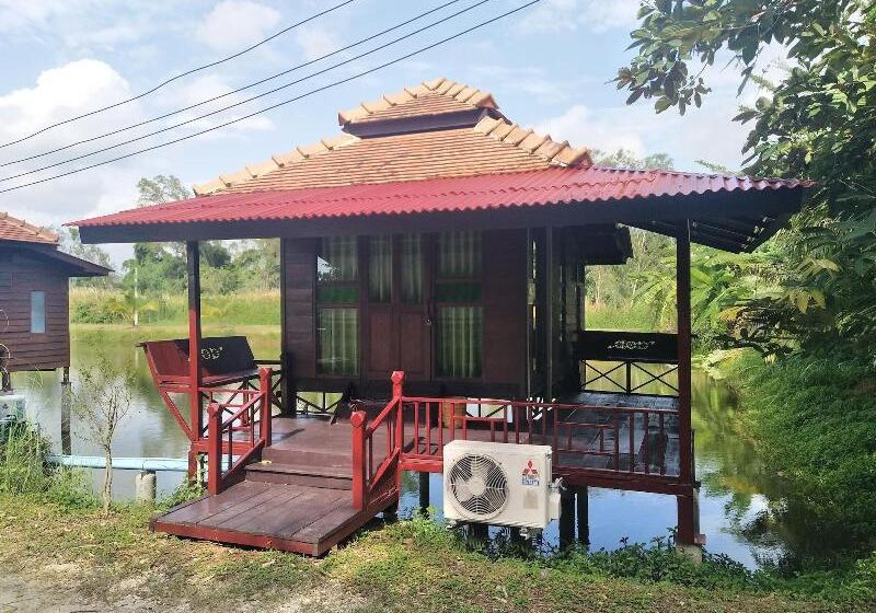 هتل Sarocha Resort Rayong