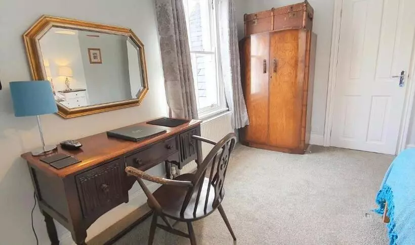 تختخواب و صبحانه Holbein House