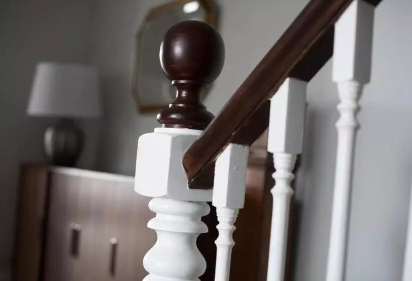 تختخواب و صبحانه Holbein House