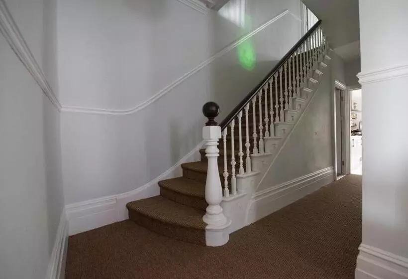 تختخواب و صبحانه Holbein House