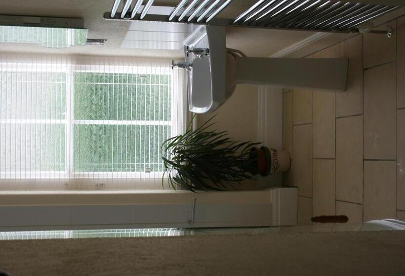 Bed and Breakfast Longmead House