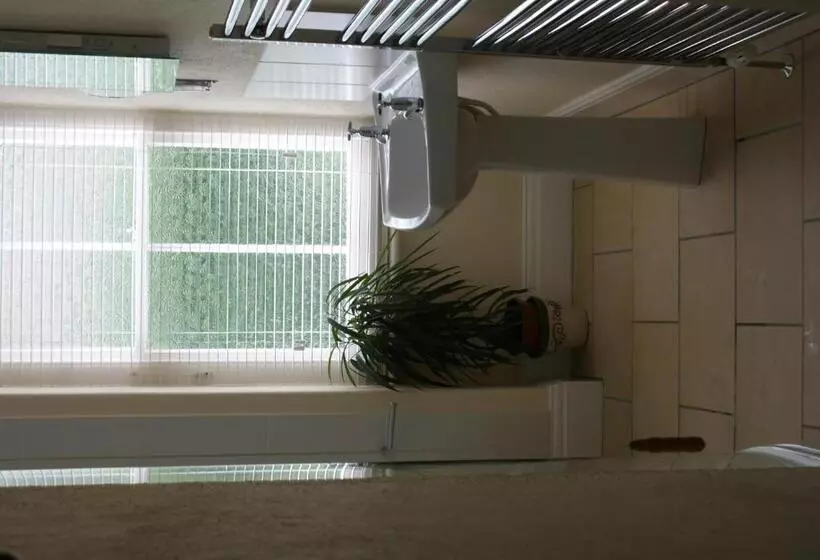 Bed and Breakfast Longmead House