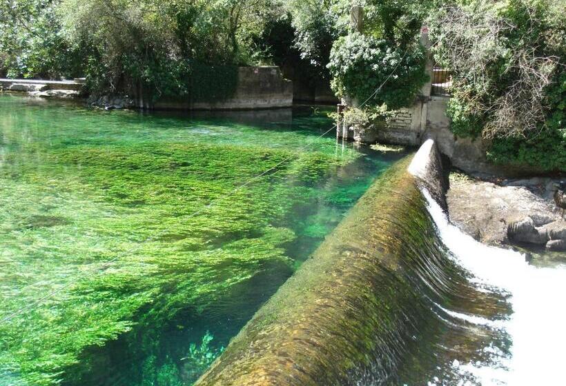 تختخواب و صبحانه Mas De La Coucourde