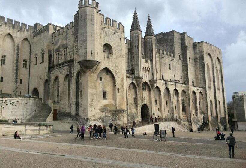 تختخواب و صبحانه Mas De La Coucourde