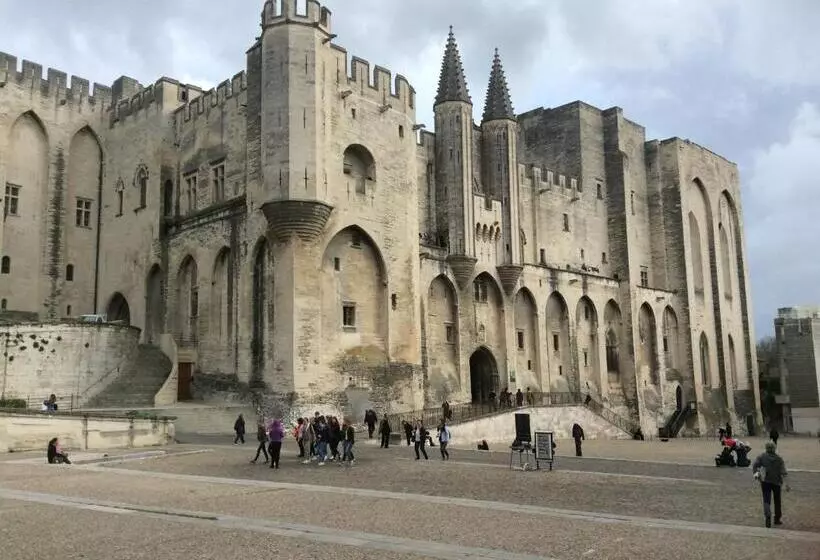 تختخواب و صبحانه Mas De La Coucourde