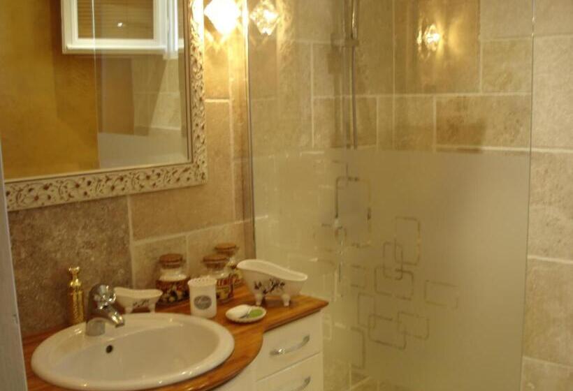 تختخواب و صبحانه Mas De La Coucourde