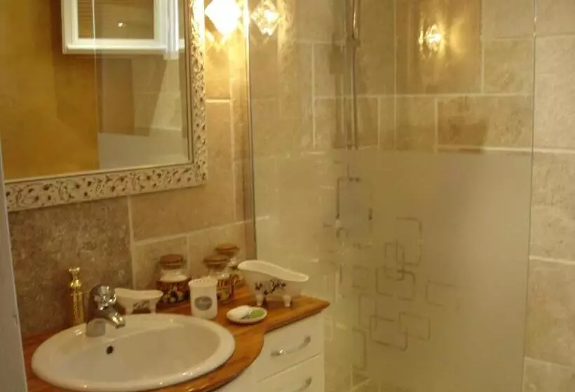 تختخواب و صبحانه Mas De La Coucourde