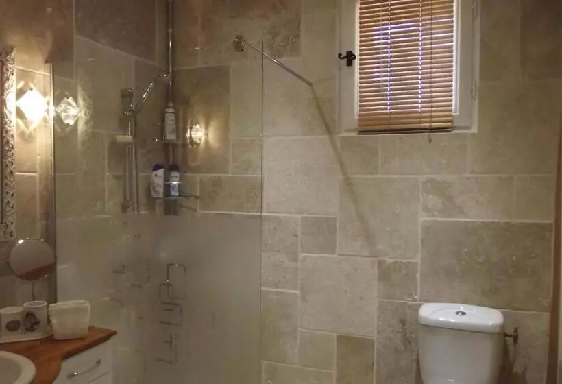 تختخواب و صبحانه Mas De La Coucourde