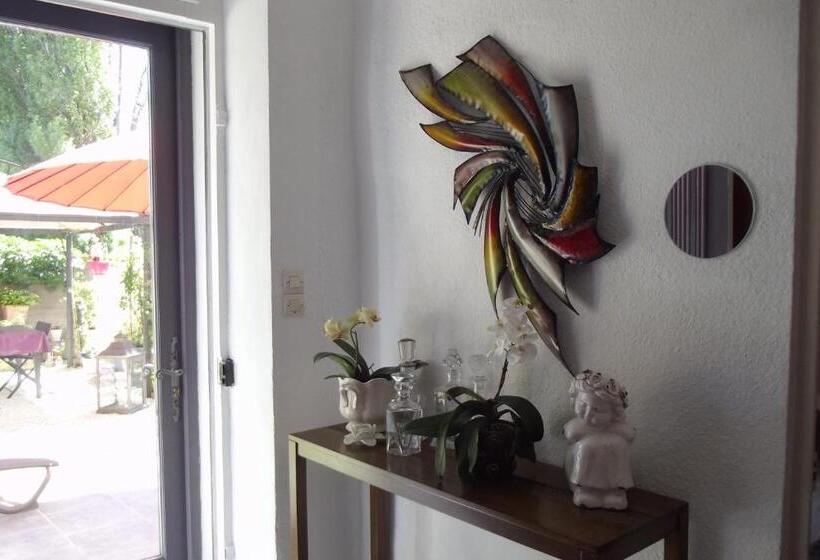 تختخواب و صبحانه Mas De La Coucourde