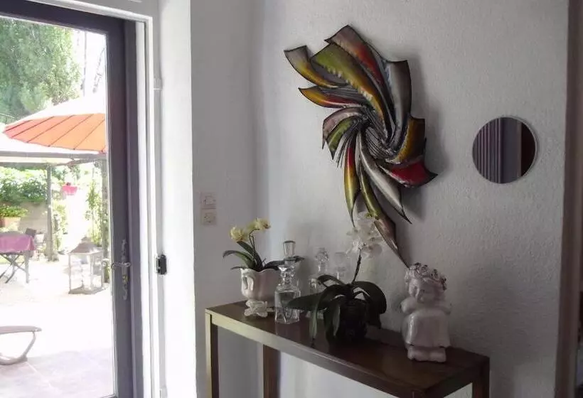 تختخواب و صبحانه Mas De La Coucourde