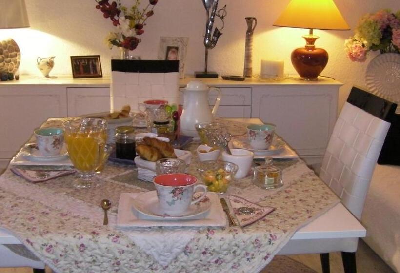 تختخواب و صبحانه Mas De La Coucourde