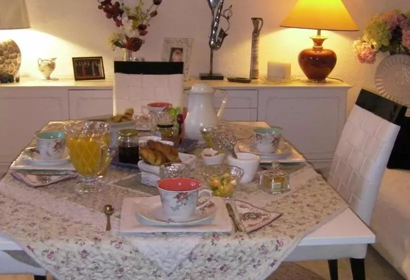 تختخواب و صبحانه Mas De La Coucourde