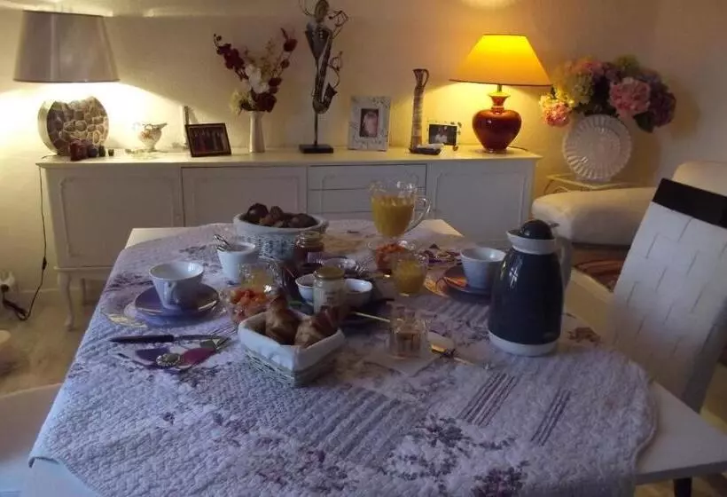 تختخواب و صبحانه Mas De La Coucourde