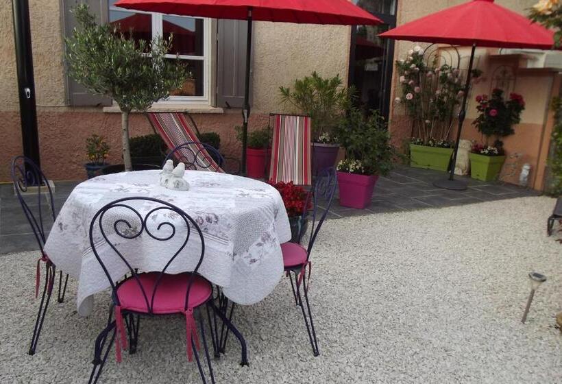 تختخواب و صبحانه Mas De La Coucourde