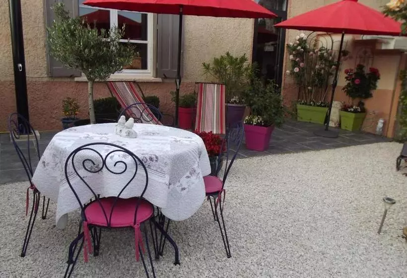 تختخواب و صبحانه Mas De La Coucourde