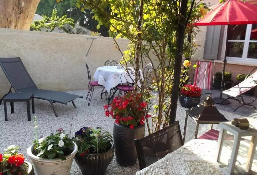 تختخواب و صبحانه Mas De La Coucourde