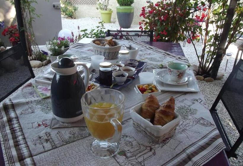 تختخواب و صبحانه Mas De La Coucourde